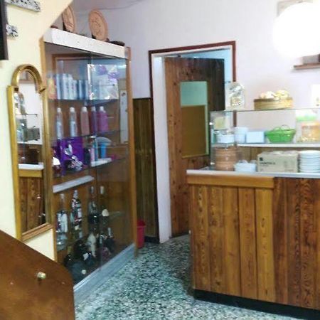 Hostal Creus Roses Exterior photo